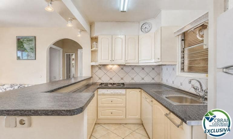 Apartamento de 2 habitaciones en Roses en venta con piscina garaje - 270.000 € (Ref: 9990690)