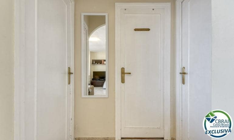 Apartamento de 2 habitaciones en Roses en venta con piscina garaje - 270.000 € (Ref: 9990690)