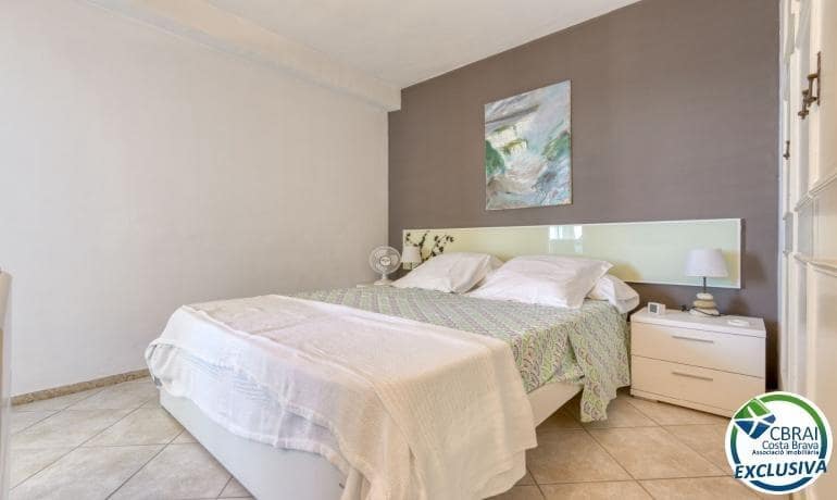 Apartamento de 2 habitaciones en Roses en venta con piscina garaje - 270.000 € (Ref: 9990690)