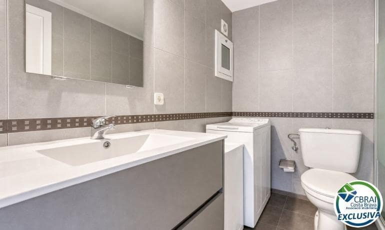 Apartamento de 2 habitaciones en Roses en venta con piscina garaje - 270.000 € (Ref: 9990690)