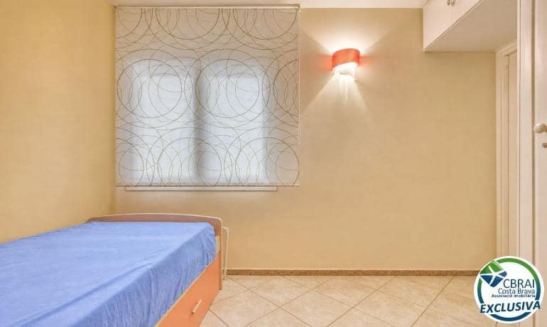 Apartamento de 2 habitaciones en Roses en venta con piscina garaje - 270.000 € (Ref: 9990690)