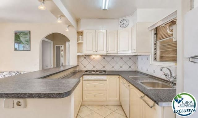 Apartamento de 2 habitaciones en Roses en venta con piscina garaje - 270.000 € (Ref: 9990690)