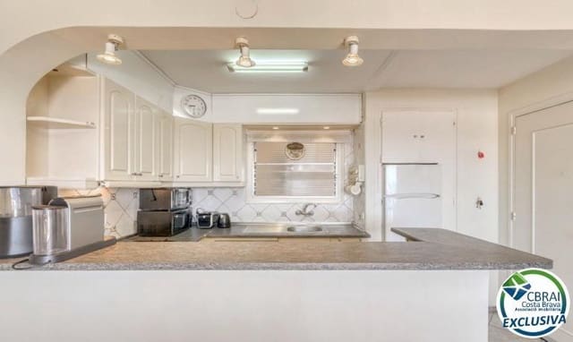 Apartamento de 2 habitaciones en Roses en venta con piscina garaje - 270.000 € (Ref: 9990690)