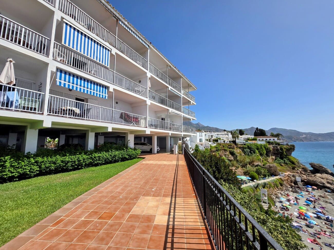 2 slaapkamer Appartement te koop in Nerja met garage - € 829.000 (Ref: 10034980)