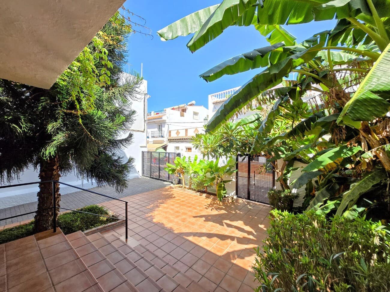 2 slaapkamer Appartement te koop in Nerja met garage - € 829.000 (Ref: 10034980)