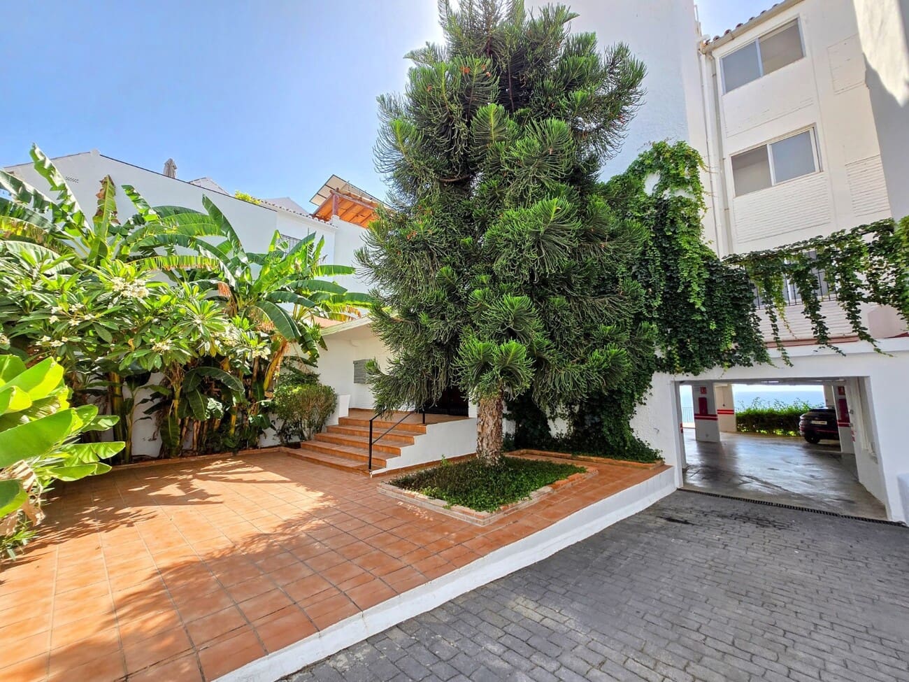 2 slaapkamer Appartement te koop in Nerja met garage - € 829.000 (Ref: 10034980)