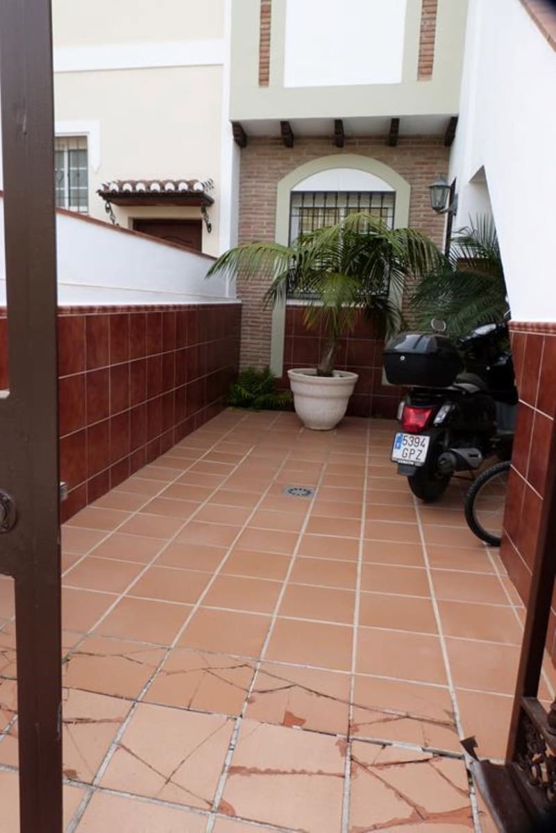 6 sypialnia Dom na sprzedaż w Nerja z basenem garażem - 435 000 € (Ref: 4079010)