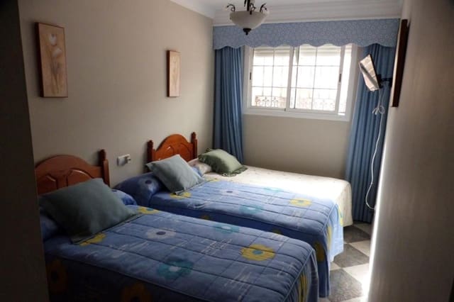 6 sypialnia Dom na sprzedaż w Nerja z basenem garażem - 435 000 € (Ref: 4079010)