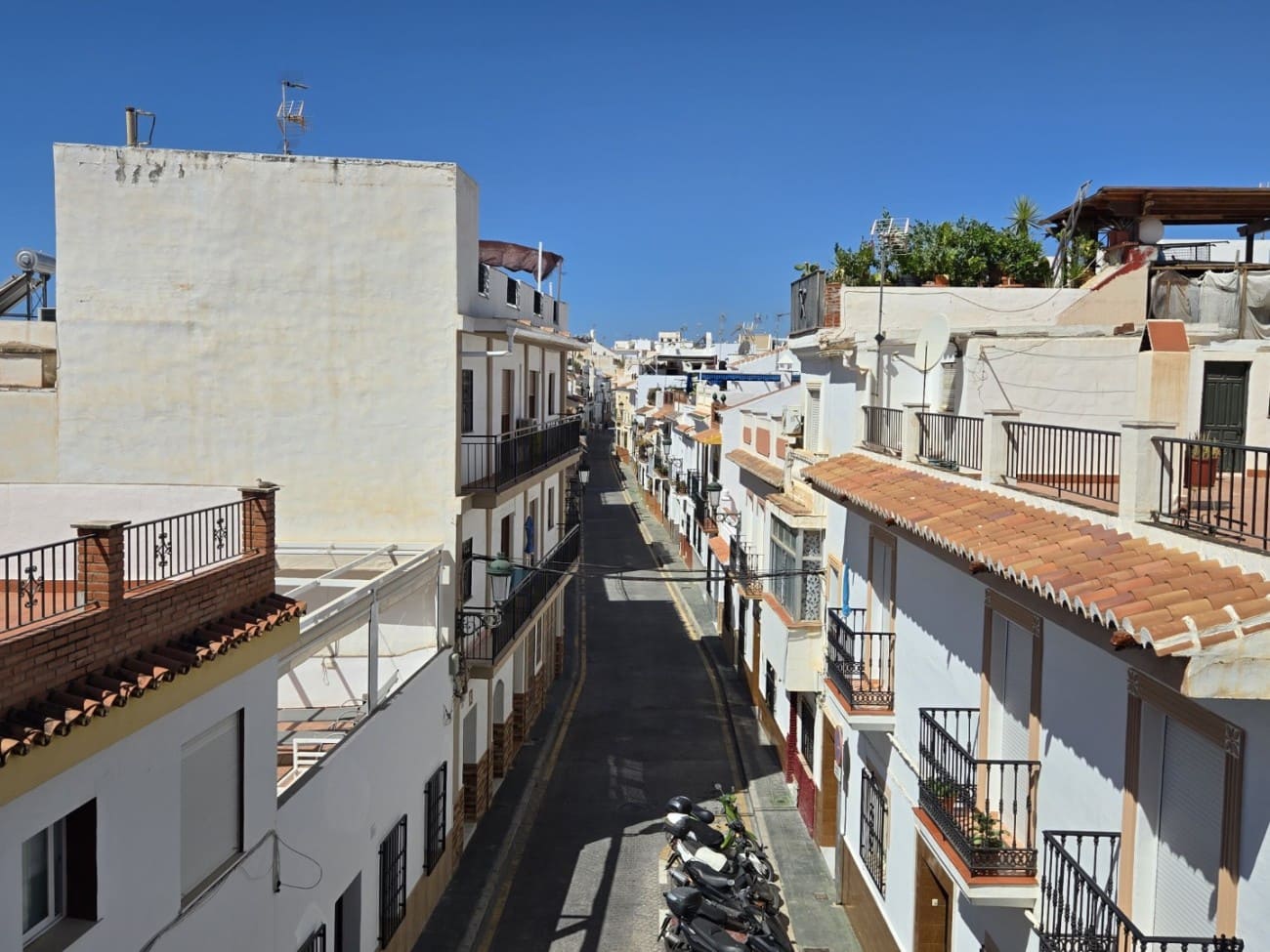 2 soveværelse Lejlighed til salg i Nerja med swimmingpool - € 275.000 (Ref: 9185059)