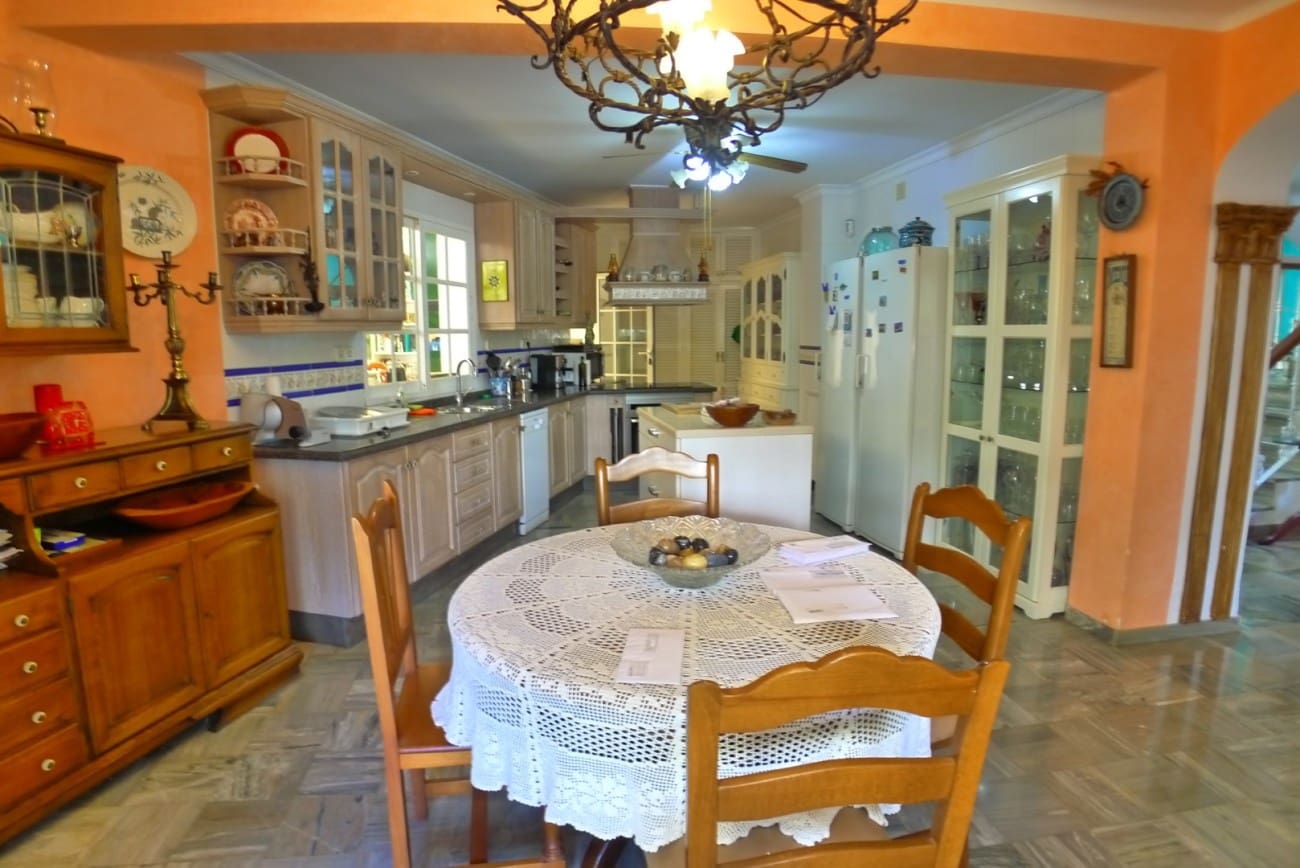 3 makuuhuone Omakotitalo myytävänä paikassa Nerja mukana 
autotalli - 636 000 € (Ref: 9334484)