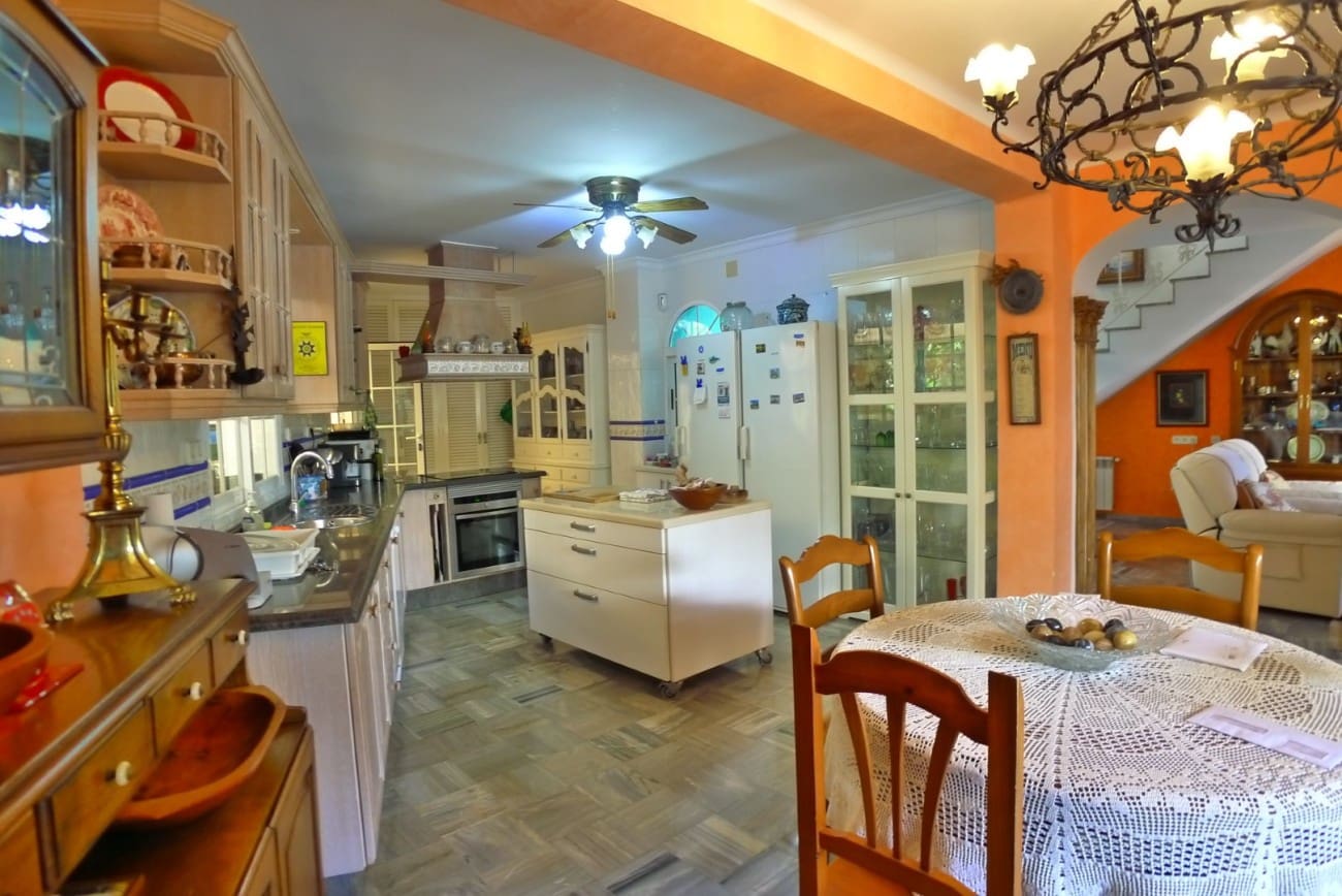 3 makuuhuone Omakotitalo myytävänä paikassa Nerja mukana 
autotalli - 636 000 € (Ref: 9334484)