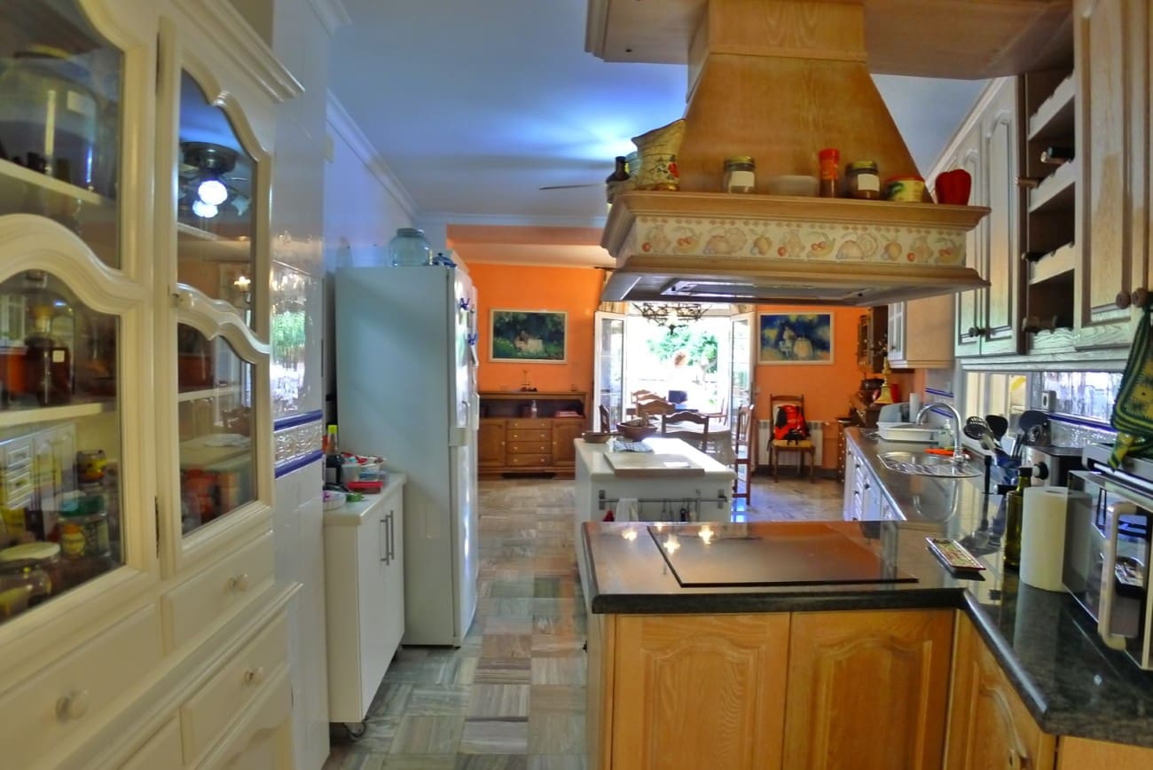 3 makuuhuone Omakotitalo myytävänä paikassa Nerja mukana 
autotalli - 636 000 € (Ref: 9334484)