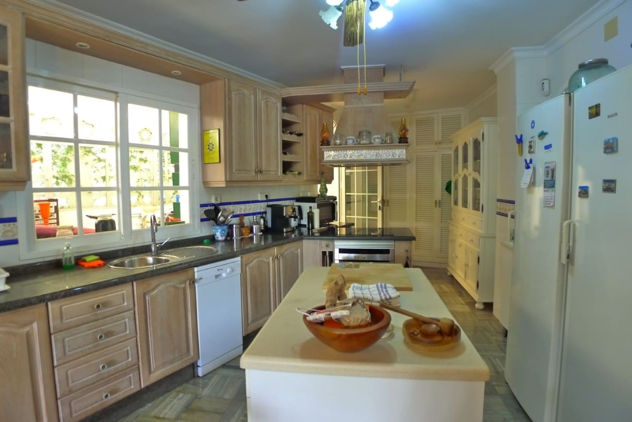 3 makuuhuone Omakotitalo myytävänä paikassa Nerja mukana 
autotalli - 636 000 € (Ref: 9334484)