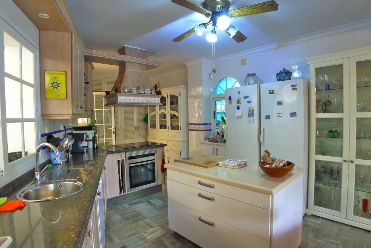 3 makuuhuone Omakotitalo myytävänä paikassa Nerja mukana 
autotalli - 636 000 € (Ref: 9334484)