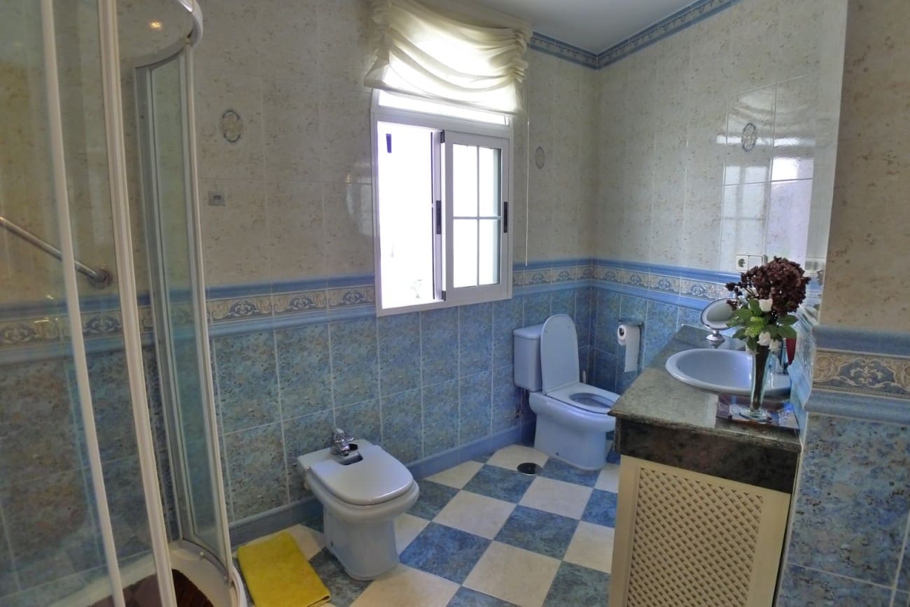 3 makuuhuone Omakotitalo myytävänä paikassa Nerja mukana 
autotalli - 636 000 € (Ref: 9334484)