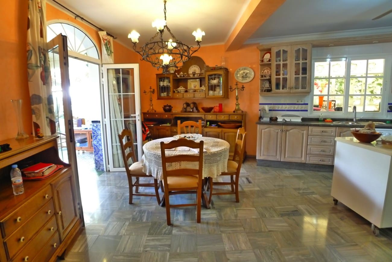 3 makuuhuone Omakotitalo myytävänä paikassa Nerja mukana 
autotalli - 636 000 € (Ref: 9334484)