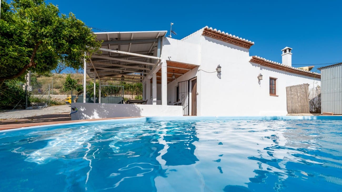 2 makuuhuone Maalaistalo myytävänä paikassa Nerja mukana uima-altaan - 420 000 € (Ref: 9585313)