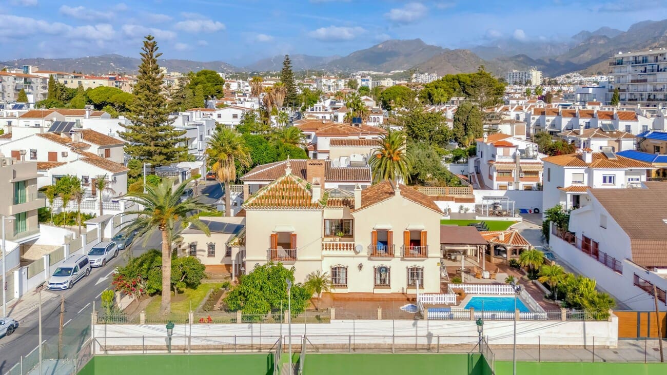 5 bedroom Villa for sale in Nerja with pool - € 2,780,000 (Ref: 9833360)