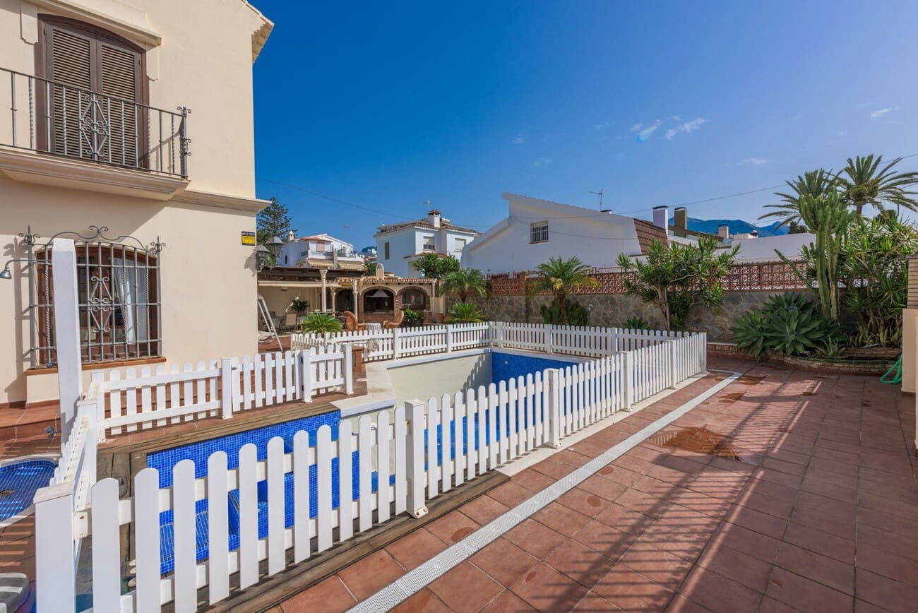 5 bedroom Villa for sale in Nerja with pool - € 2,780,000 (Ref: 9833360)