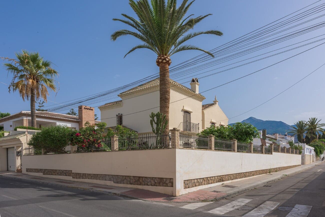 5 bedroom Villa for sale in Nerja with pool - € 2,780,000 (Ref: 9833360)