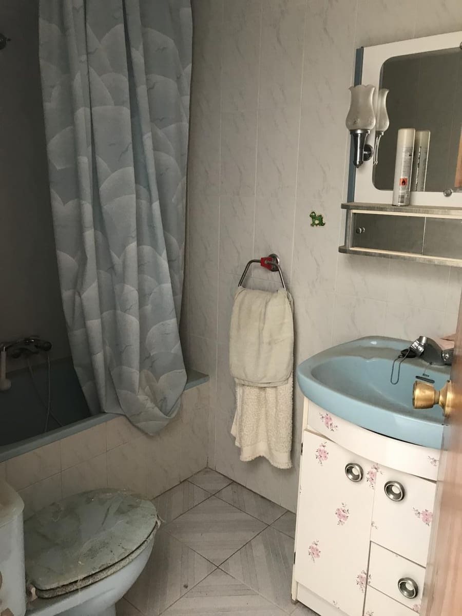 4 soveværelse Villa til salg i Cacin med garage - € 35.000 (Ref: 4280049)