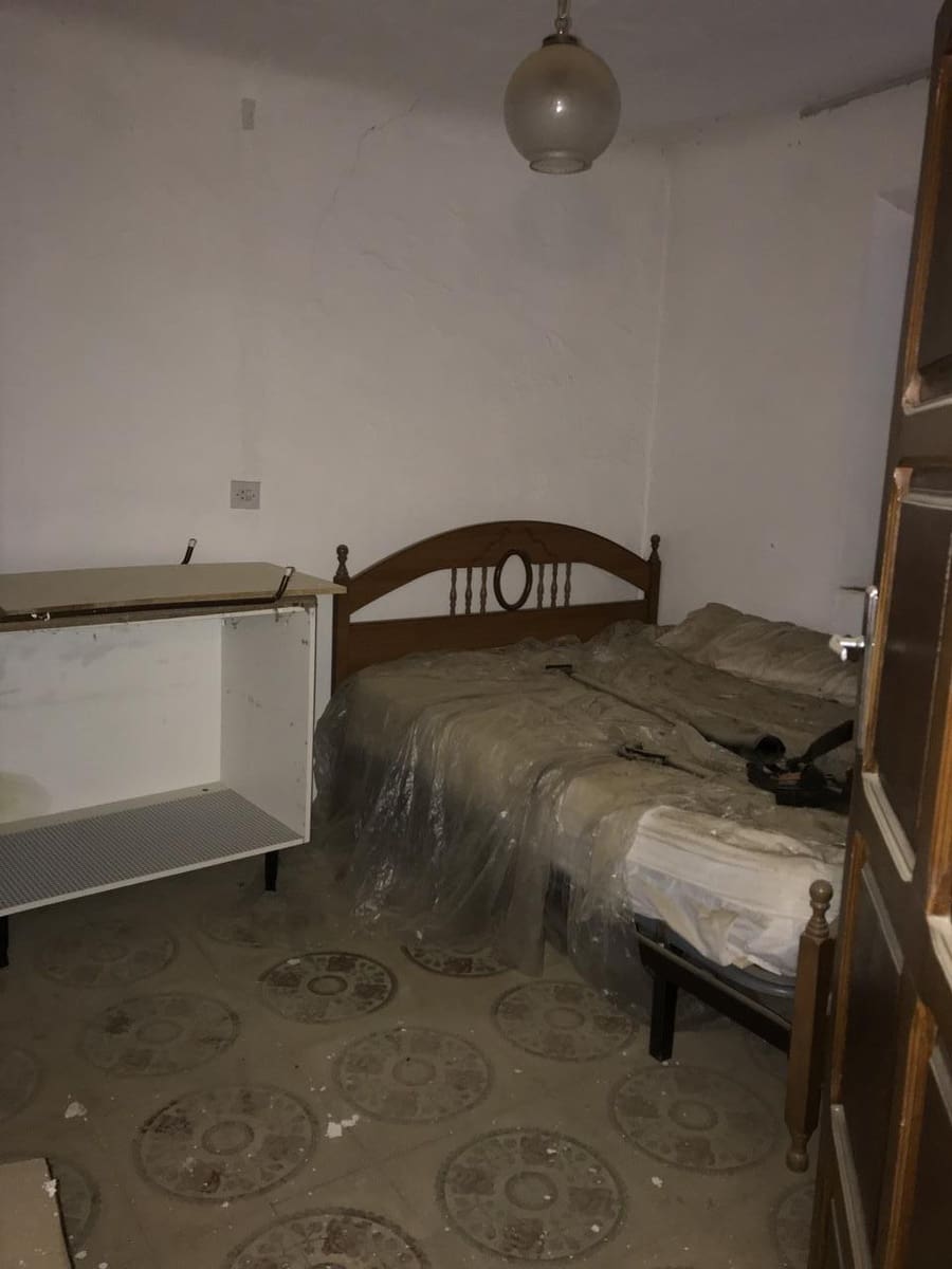 Chalet de 4 habitaciones en Cacín en venta con garaje - 35.000 € (Ref: 4280049)