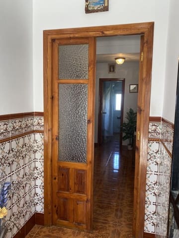 6 bedroom Villa for sale in Alcalá la Real with garage - € 79,500 (Ref: 6083802)