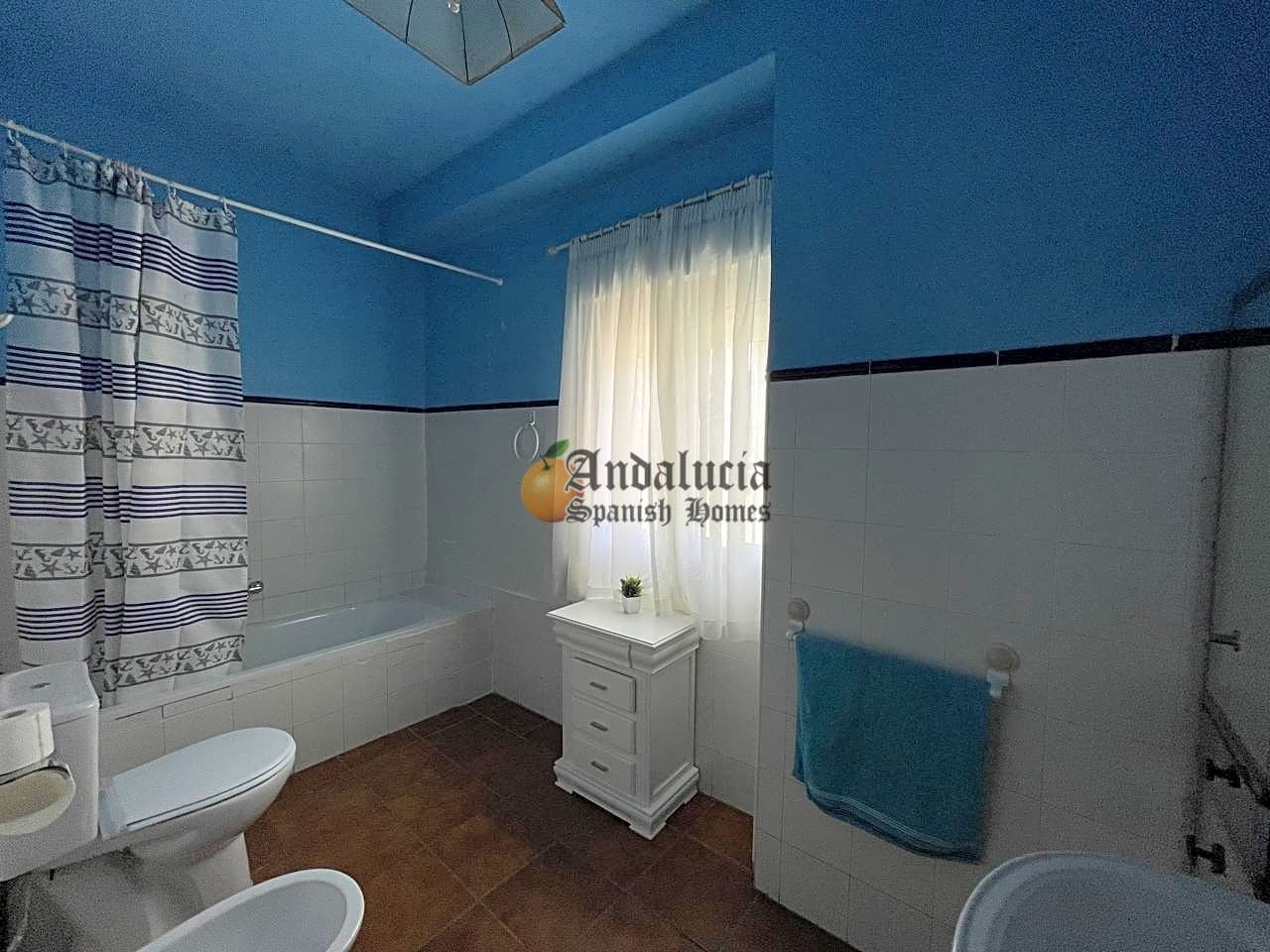 4 soveværelse Villa til salg i Montefrio med swimmingpool garage - € 300.000 (Ref: 7394013)