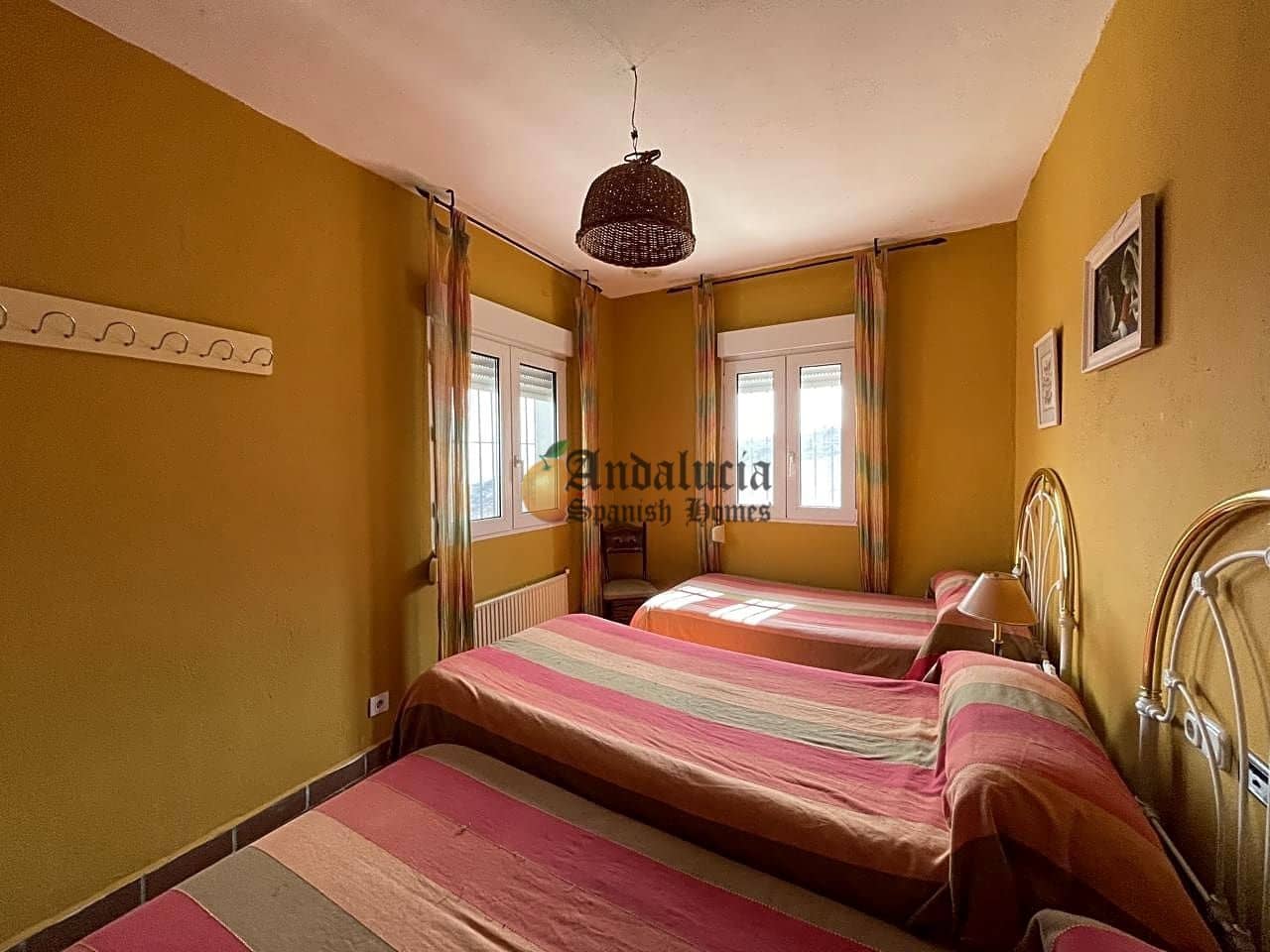 4 soveværelse Villa til salg i Montefrio med swimmingpool garage - € 300.000 (Ref: 7394013)