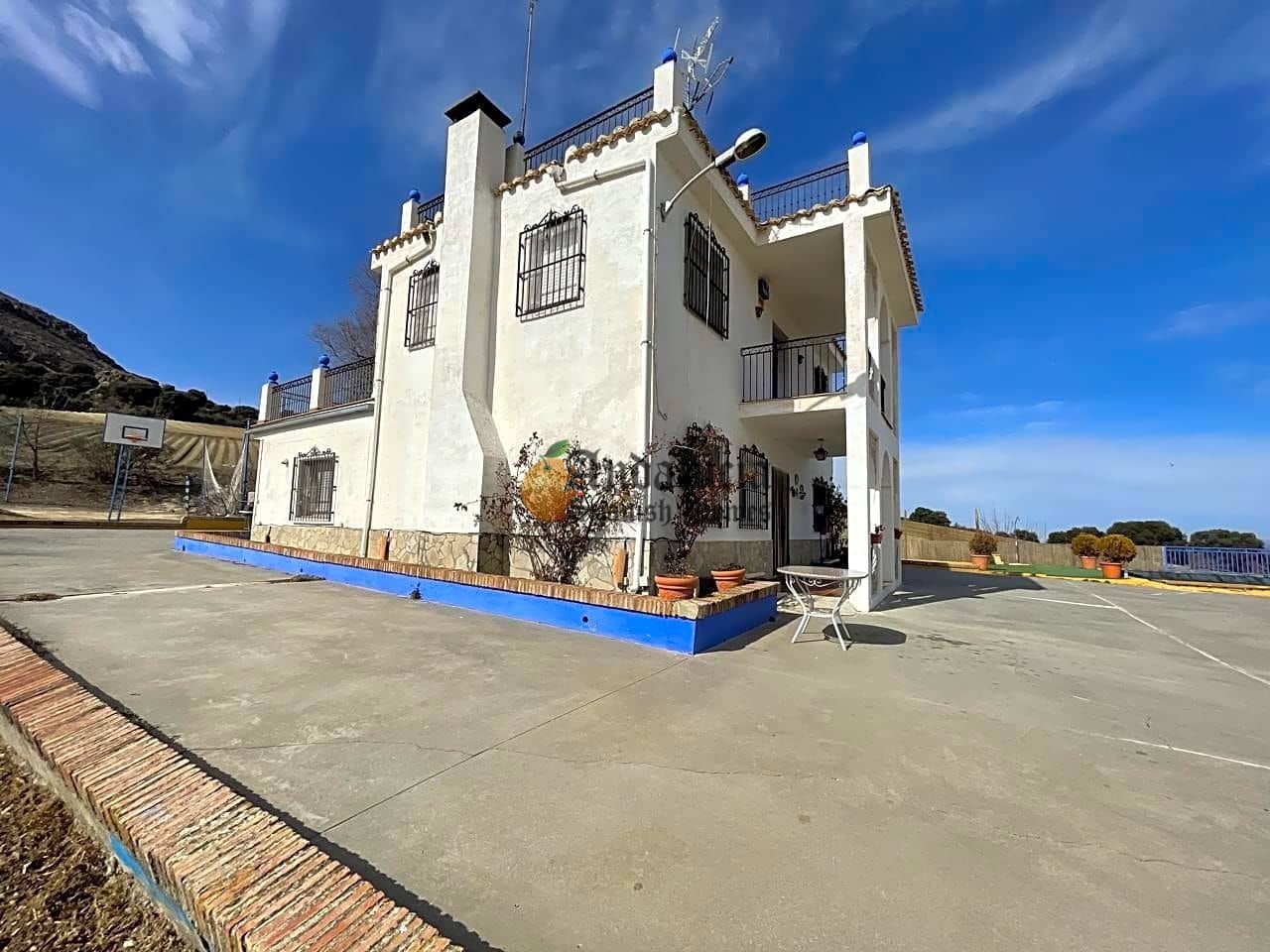 4 soveværelse Villa til salg i Montefrio med swimmingpool garage - € 300.000 (Ref: 7394013)