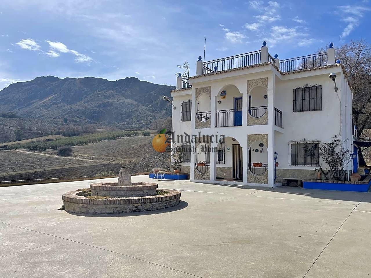 4 soveværelse Villa til salg i Montefrio med swimmingpool garage - € 300.000 (Ref: 7394013)