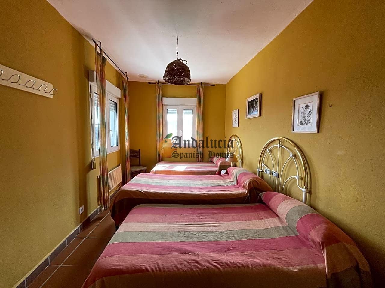 4 soveværelse Villa til salg i Montefrio med swimmingpool garage - € 300.000 (Ref: 7394013)