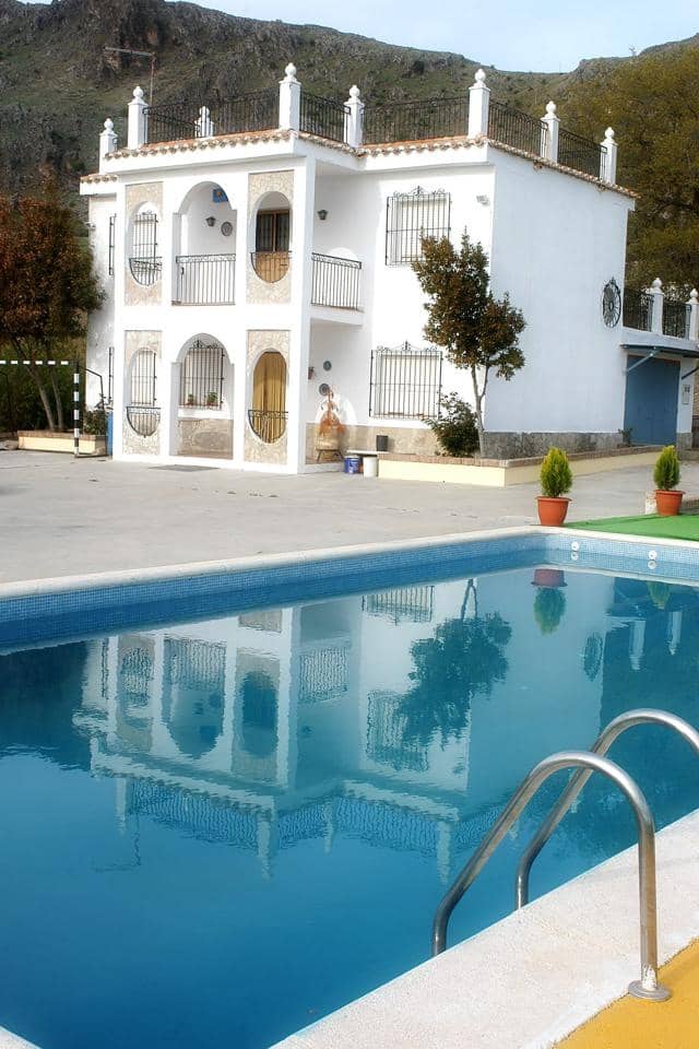 4 soveværelse Villa til salg i Montefrio med swimmingpool garage - € 300.000 (Ref: 7394013)