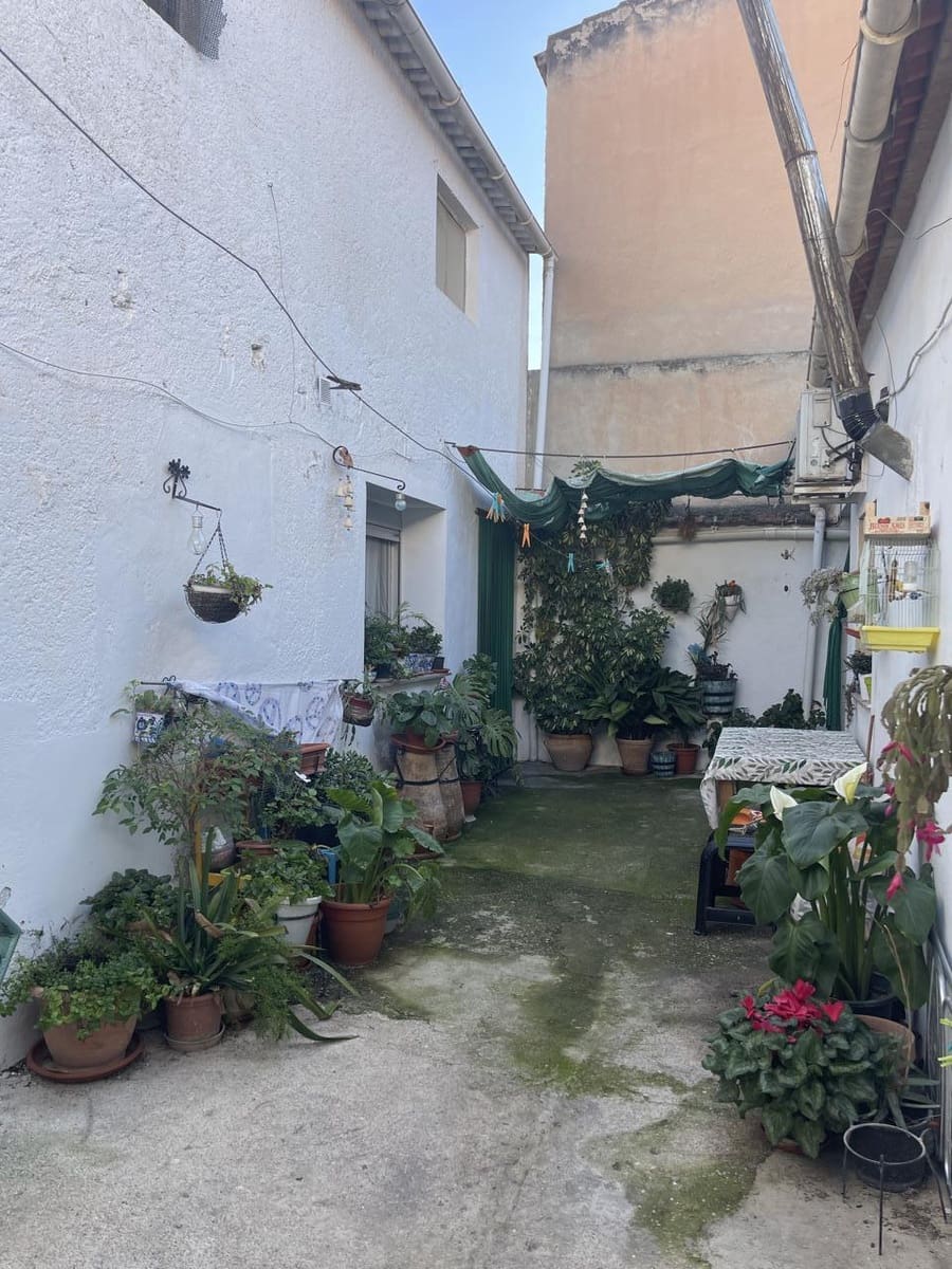 4 bedroom Villa for sale in Moraleda de Zafayona - € 105,000 (Ref: 8148880)