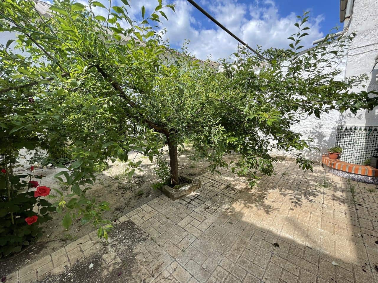 4 bedroom Villa for sale in Tocon with garage - € 78,000 (Ref: 8167325)