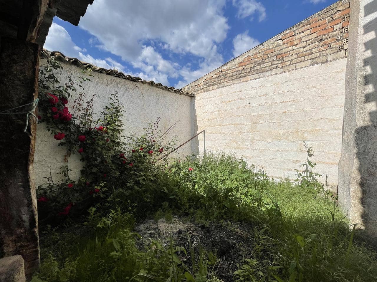 4 bedroom Villa for sale in Tocon with garage - € 78,000 (Ref: 8167325)