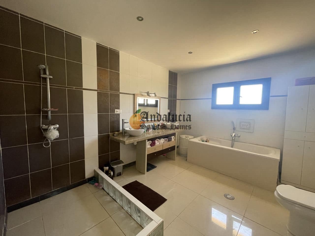 5 soveværelse Villa til salg i Loja med swimmingpool garage - € 380.000 (Ref: 8428325)