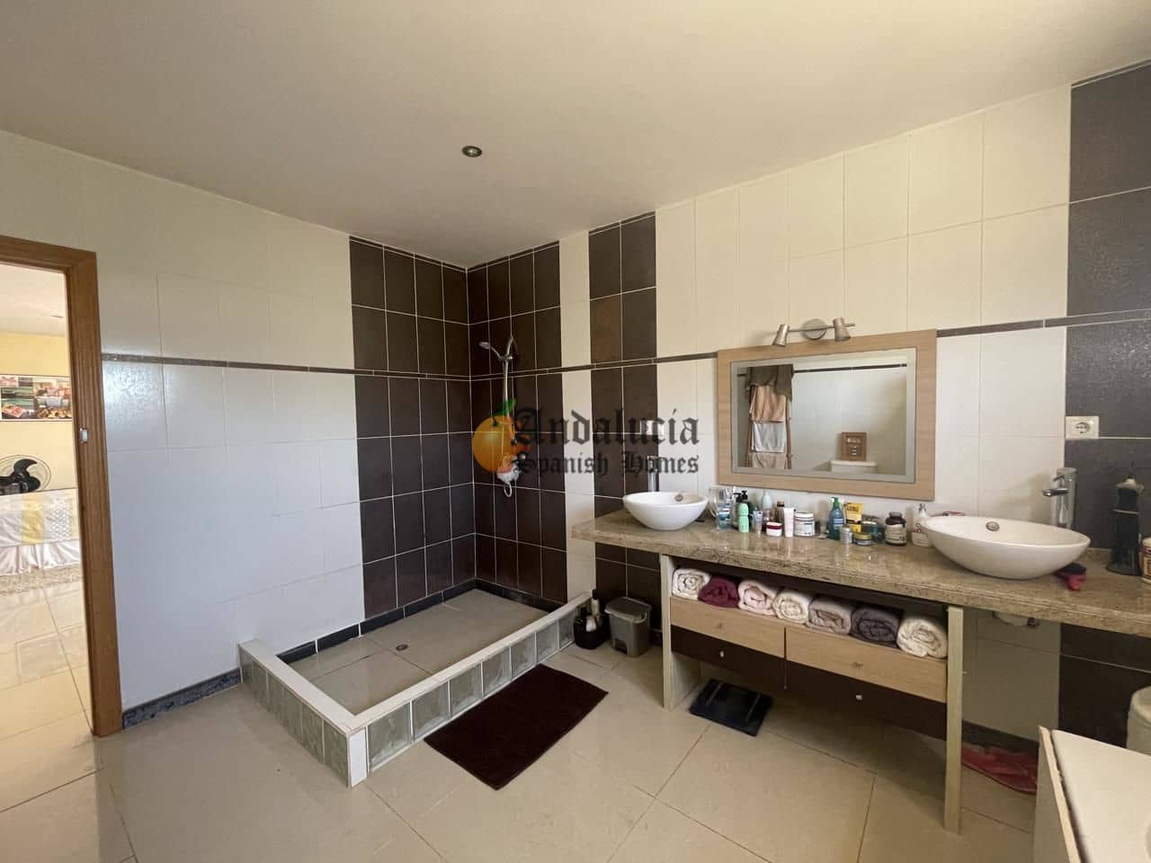 5 soveværelse Villa til salg i Loja med swimmingpool garage - € 380.000 (Ref: 8428325)