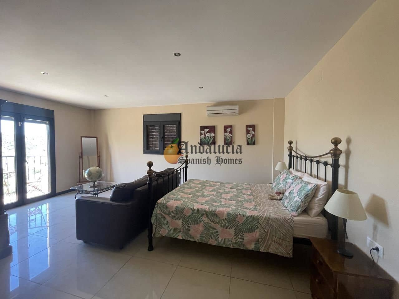 5 soveværelse Villa til salg i Loja med swimmingpool garage - € 380.000 (Ref: 8428325)