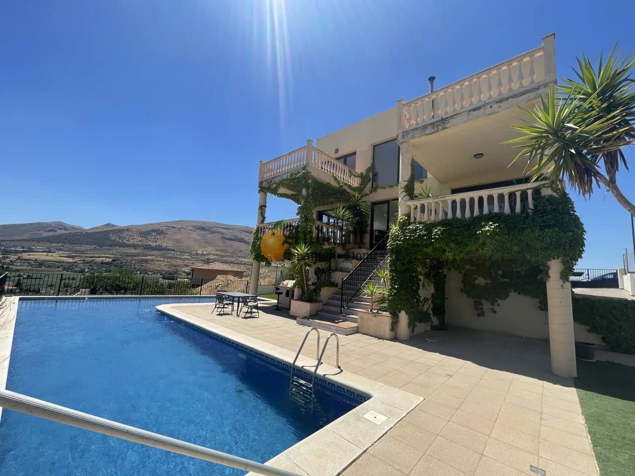 5 soveværelse Villa til salg i Loja med swimmingpool garage - € 380.000 (Ref: 8428325)