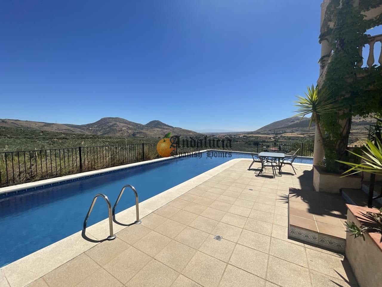 5 soveværelse Villa til salg i Loja med swimmingpool garage - € 380.000 (Ref: 8428325)