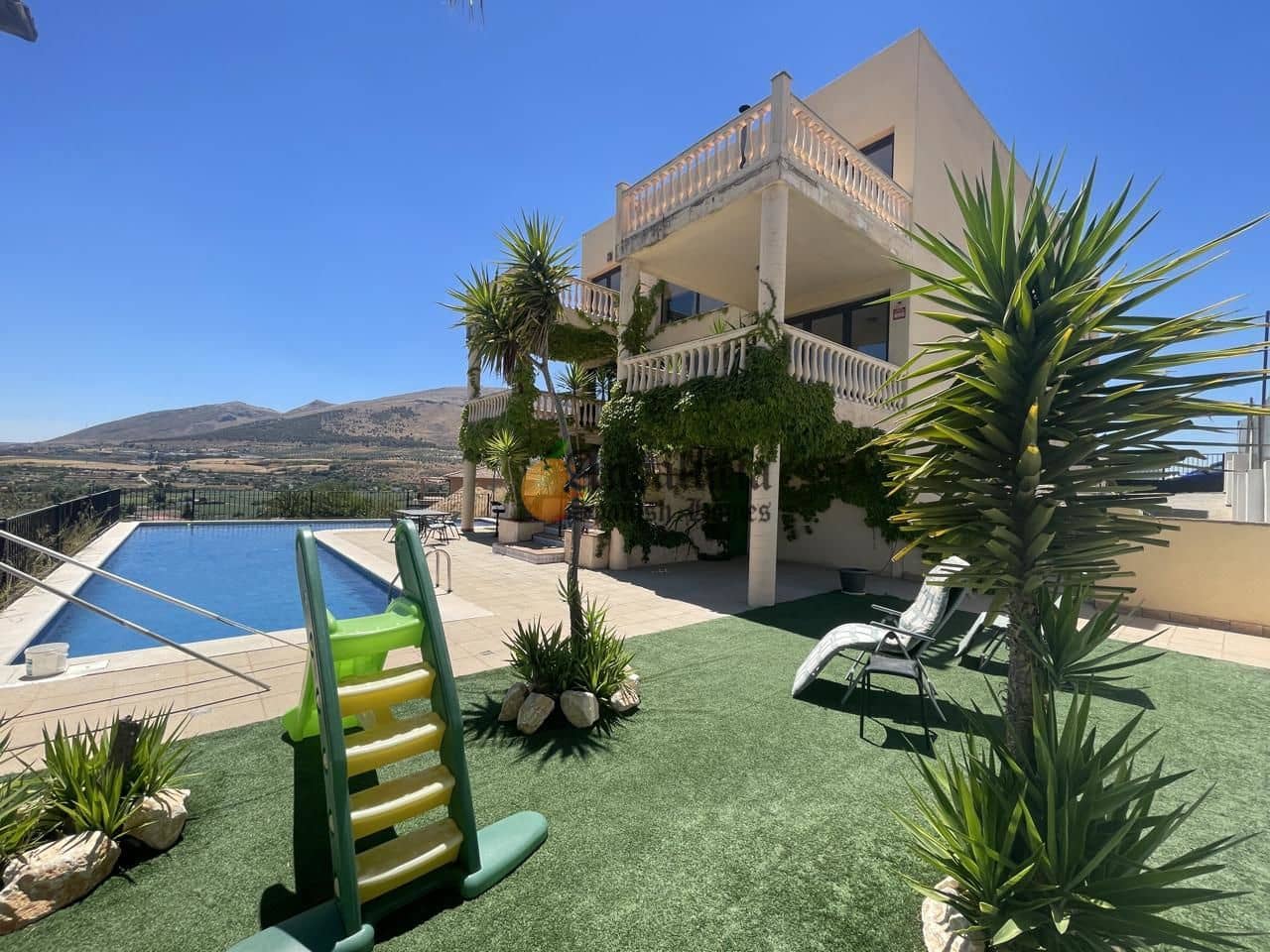 5 soveværelse Villa til salg i Loja med swimmingpool garage - € 380.000 (Ref: 8428325)