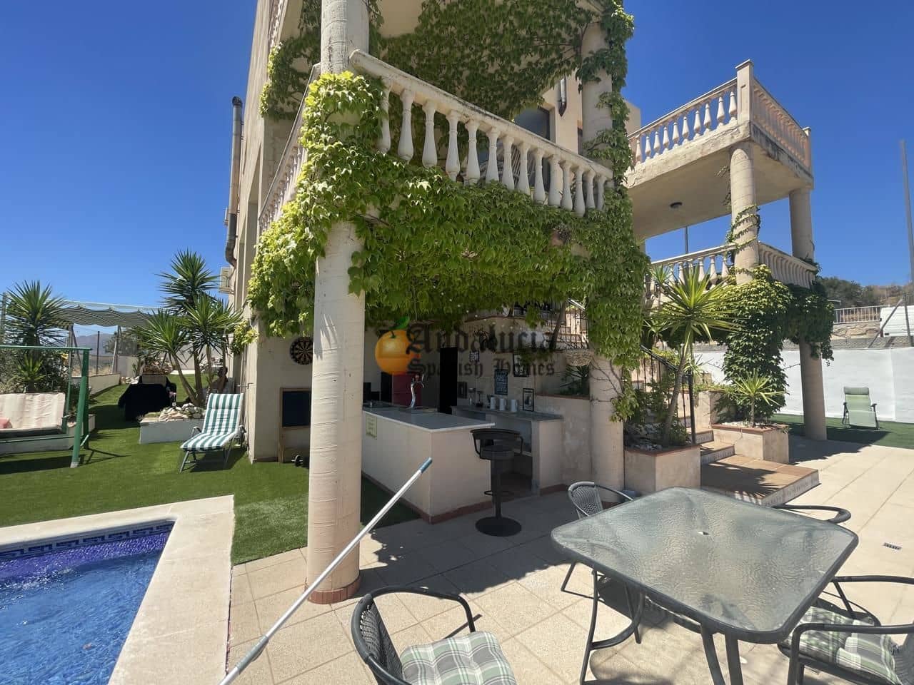 5 soveværelse Villa til salg i Loja med swimmingpool garage - € 380.000 (Ref: 8428325)