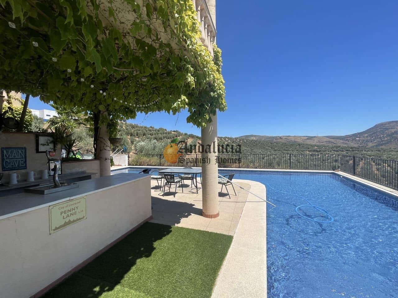 5 soveværelse Villa til salg i Loja med swimmingpool garage - € 380.000 (Ref: 8428325)