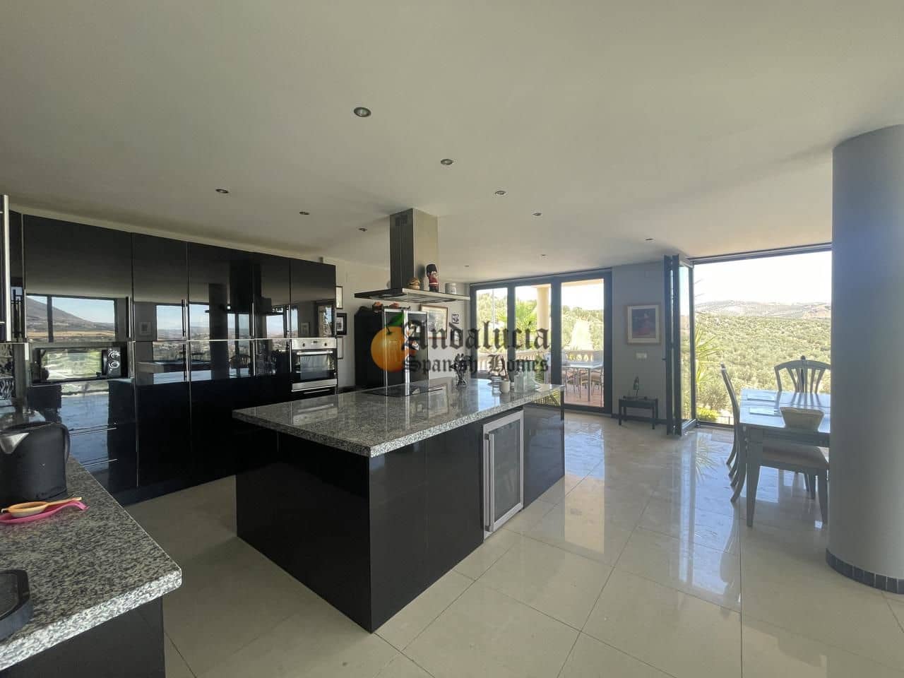 5 soveværelse Villa til salg i Loja med swimmingpool garage - € 380.000 (Ref: 8428325)