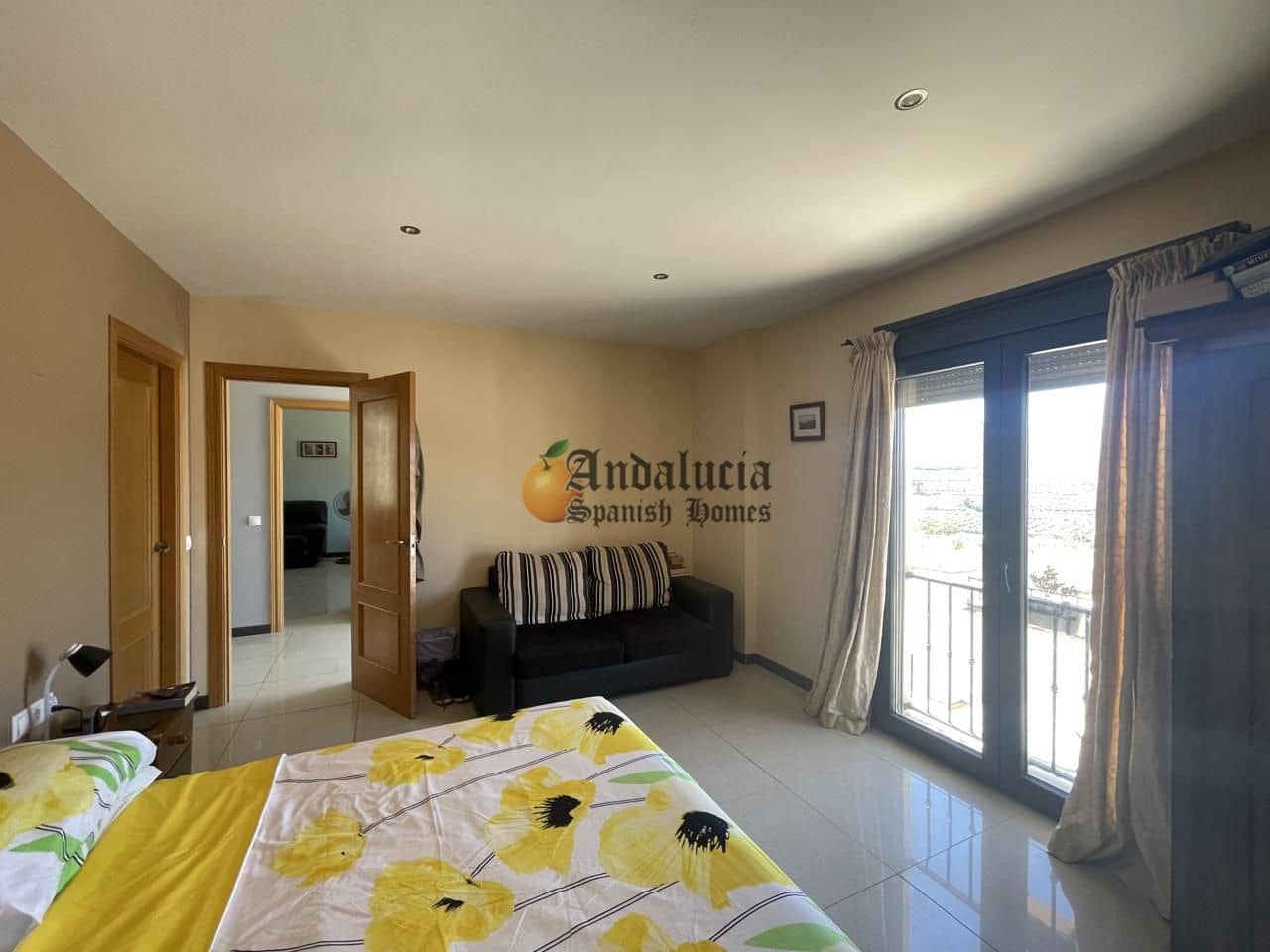 5 soveværelse Villa til salg i Loja med swimmingpool garage - € 380.000 (Ref: 8428325)