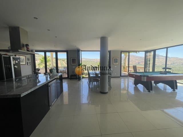 5 soveværelse Villa til salg i Loja med swimmingpool garage - € 380.000 (Ref: 8428325)