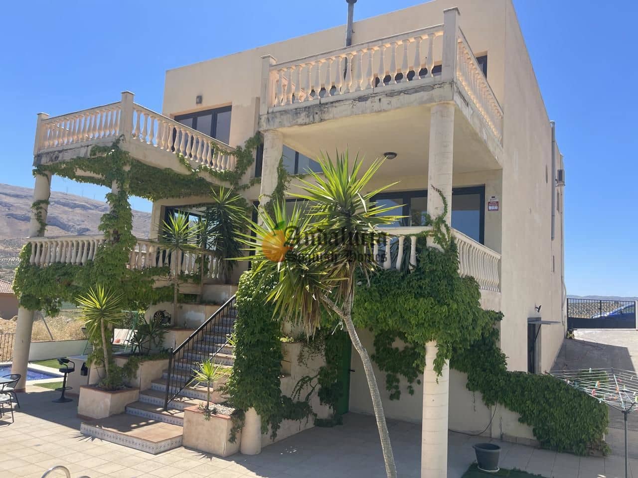 5 soveværelse Villa til salg i Loja med swimmingpool garage - € 380.000 (Ref: 8428325)