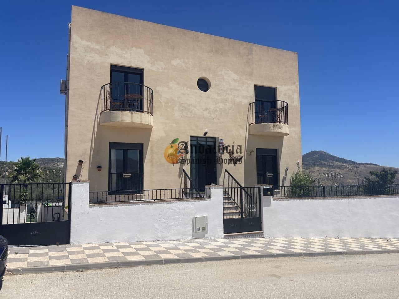 5 soveværelse Villa til salg i Loja med swimmingpool garage - € 380.000 (Ref: 8428325)