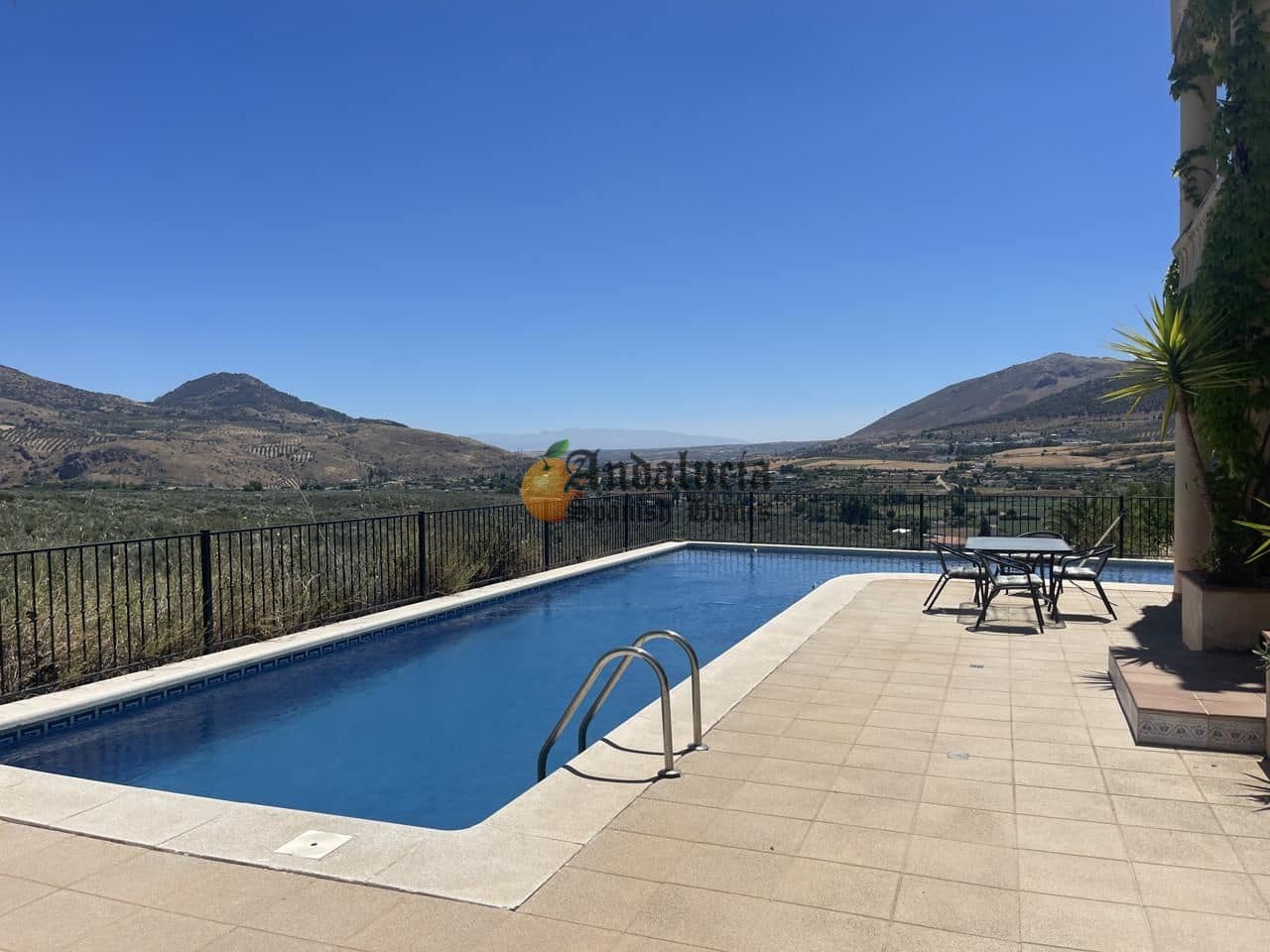 5 soveværelse Villa til salg i Loja med swimmingpool garage - € 380.000 (Ref: 8428325)